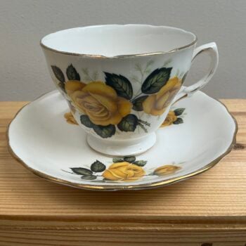 Vintage Crown Royal Bone China kop en schotel met rozendecor