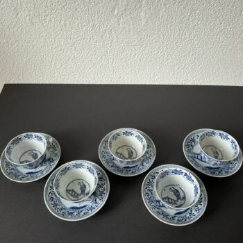 Set van 5 Chinese Blauw-Wit Kopjes en Schotels – Lange Lijzen Decor – 20e Eeuw