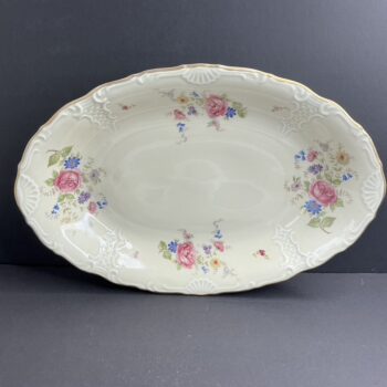 Vintage Mosa Maastricht ovale serveerschaal van 35 cm met romantisch bloemendecor, reliëfrand en gouden details. Ontdek dit bijzondere servies bij Uniqua.