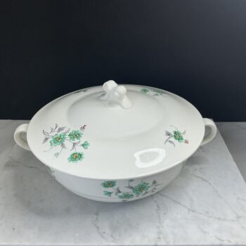 Vintage Petrus Regout Boudewijn dekschaal | Groene bloem 2784D | Groenteschaal met deksel Ø 22 cm | Maastricht aardewerk