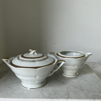Elegant vintage Limoges France roomstel van A. Lanternier & Co met vergulde Art Deco decoratie en klassieke Franse uitstraling.