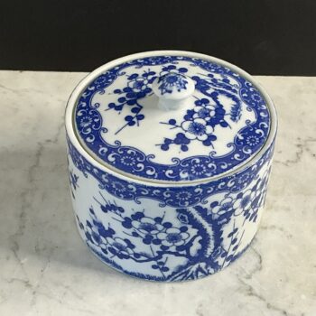 Vintage blauw-wit porseleinen dekselpotje met sierlijk bloesemdecor. Ø 10 cm en 6,5 cm hoog. Met bijpassend deksel, in uitstekende conditie.