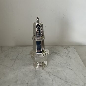 Vintage verzilverde zoutstrooier – Sheffield Engeland – 19 cm hoog – klassiek tafelzilver met geperforeerd deksel