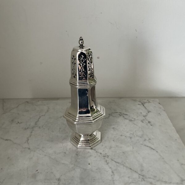 Vintage verzilverde zoutstrooier – Sheffield Engeland – 19 cm hoog – klassiek tafelzilver met geperforeerd deksel