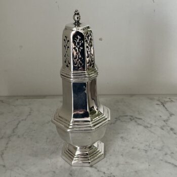 Vintage verzilverde zoutstrooier – Sheffield Engeland – 19 cm hoog – klassiek tafelzilver met geperforeerd deksel