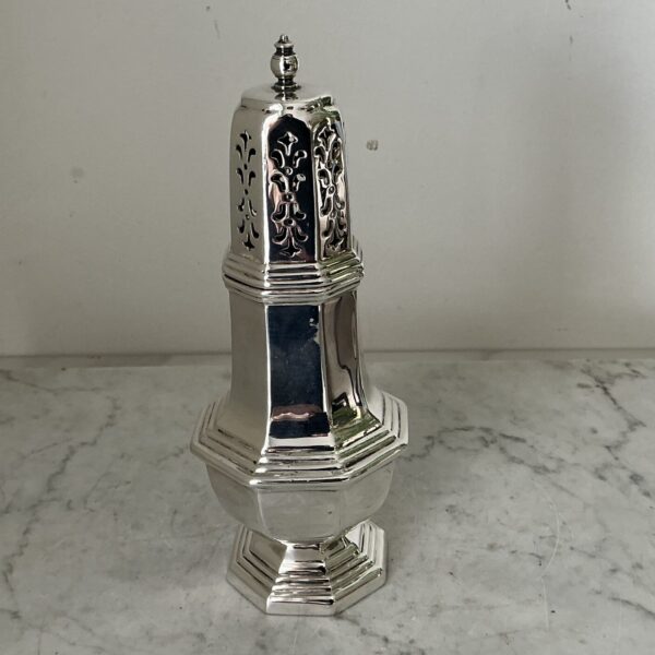 Vintage verzilverde zoutstrooier – Sheffield Engeland – 19 cm hoog – klassiek tafelzilver met geperforeerd deksel