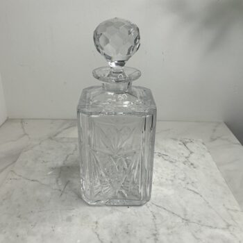 Vintage vierkante geslepen kristallen decanter met facetstop – vooraanzicht
