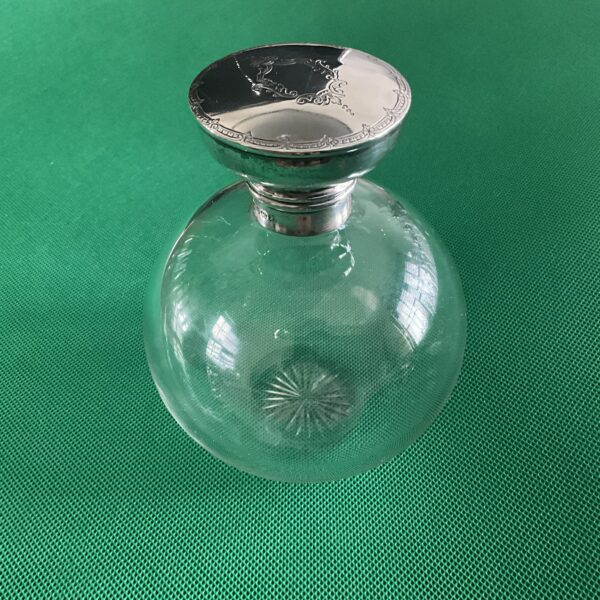 Parfumflesje met zilveren dop