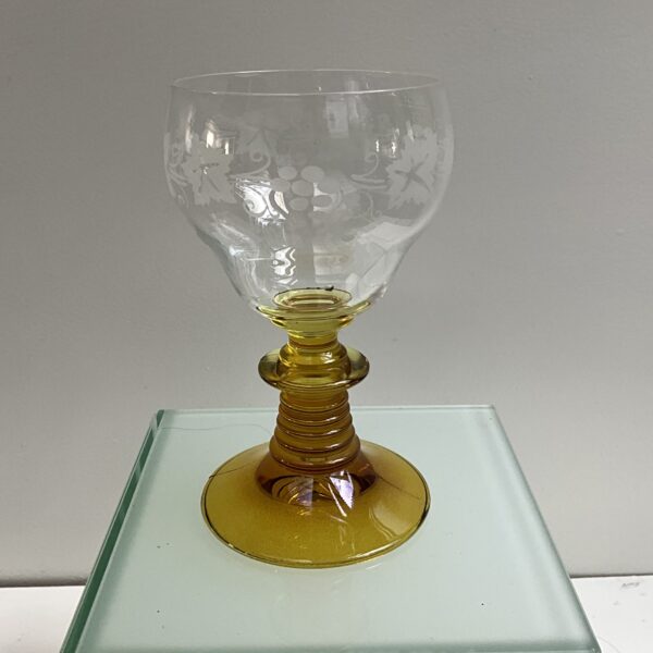 Vintage amberkleurig wijnglas