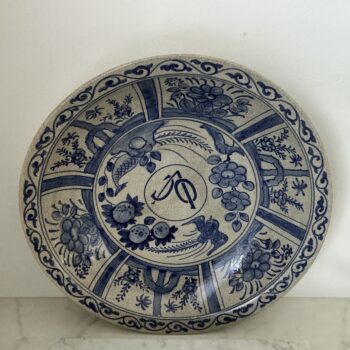Grote Delfts Blauwe VOC Schotel – 39,5 cm – Vintage Aardewerk met Craquelé – Verenigde Oost-Indische Compagnie