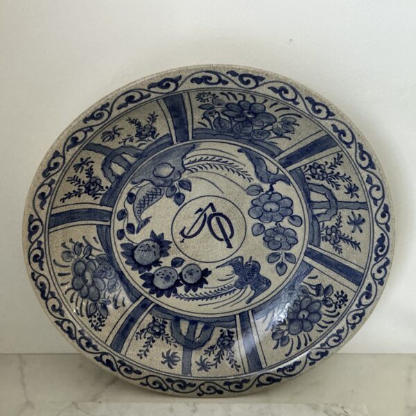 Grote Delfts Blauwe VOC Schotel – 39,5 cm – Vintage Aardewerk met Craquelé – Verenigde Oost-Indische Compagnie