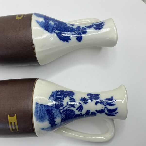 Vintage olie- en azijnstel Blue Willow – keramiek met houten basis – Japan ca. 1960 - Afbeelding 4