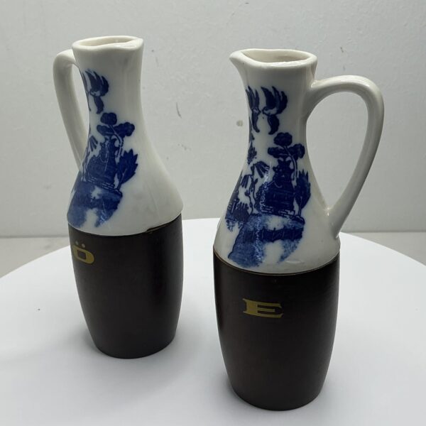 Vintage olie- en azijnstel Blue Willow – keramiek met houten basis – Japan ca. 1960 - Afbeelding 7