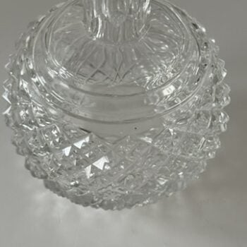 Geslepen kristal details van Victoriaanse parfumfles
