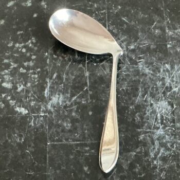 Vintage Gero 90 verzilverde kinderlepel – dwarslepel – model Puntfilet – jaarletter A