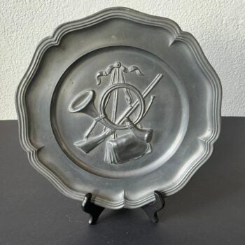 Vintage tinnen wandbord met jachtmotief – Duits reliëf bord met hoorn en geweer – Ø 23 cm