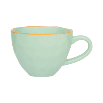 Urban Nature Culture Good Morning Cup Cappuccino/Tea sculpted celadon Creëer een stijlvol en warm koffiemoment met de prachtige Urban Nature Culture Good Morning Cup Cappuccino/Tea sculpted celadon. Deze bijzondere kop uit de iconische Good Morning Collection combineert een verfijnd sculpted design met een zachte celadon groene tint en een subtiel handgeschilderde rand. Een echte sfeermaker voor iedere koffietafel of theemoment. De organische vormgeving en ambachtelijke uitstraling zorgen ervoor dat iedere kop nét even anders is. Hierdoor krijgt jouw serviescollectie een unieke en persoonlijke touch. De combinatie van rustgevende groene tinten en elegant aardewerk maakt deze kop perfect voor zowel moderne als natuurlijke interieurs. Waarom kiezen voor de Good Morning Cup sculpted celadon? De Good Morning Collection van Urban Nature Culture staat bekend om haar warme uitstraling, handgemaakte details en stijlvolle kleurencombinaties. Deze cappuccino- en theekop is ontworpen om dagelijkse momenten bijzonder te maken. Dankzij het royale formaat is de kop ideaal voor: Cappuccino Latte Thee Warme chocolademelk Matcha latte De zachte celadon kleur combineert prachtig met natuurlijke materialen zoals hout, linnen en keramiek. Hierdoor past deze kop perfect binnen Scandinavische, Japandi en moderne woonstijlen. Duurzaam design met stijl Deze stijlvolle kop is gemaakt van stevig stoneware aardewerk. Stoneware staat bekend om zijn duurzame kwaliteit en luxe uitstraling. Door het gebruik van hoogwaardige materialen blijft de kop lang mooi en is hij geschikt voor dagelijks gebruik. De handgeschilderde rand geeft iedere kop een subtiel ambachtelijk karakter. Hierdoor voelt ieder koffiemoment extra speciaal aan. Ben je dol op stijlvolle tafelsettingen? Combineer deze kop dan met andere items uit de Good Morning collectie of ontdek meer groene woonaccessoires en servies binnen onze collectie. Bekijk ook: groene mokken cappuccino kopjes Urban Nature Culture servies Good Morning collectie keramieken woonaccessoires Stylingtips en gebruik Deze celadon groene cappuccino kop staat prachtig op een lichte houten tafel of gecombineerd met beige en zandkleurige accessoires. Voeg een linnen servet, gouden lepeltje of keramieken ontbijtbord toe voor een luxe koffiecorner thuis. Ook leuk: Combineer meerdere kleuren uit de Good Morning Collection voor een speels effect Perfect voor een stijlvolle high tea Mooi in open keukenkasten of serviesrekken Ideaal voor dagelijks gebruik én gezellige etentjes Door de zachte groene tint brengt deze kop direct rust en sfeer in huis. Cadeautip Zoek je een stijlvol cadeau voor een koffie- of theeliefhebber? Dan is deze Good Morning Cup een prachtige keuze. Perfect als verjaardagscadeau, housewarming cadeau of verrassing voor iemand die houdt van luxe servies en interieurdesign. Combineer meerdere koppen voor een complete set of voeg een bijpassend ontbijtbord toe voor een extra bijzonder cadeaupakket. Bestel jouw Urban Nature Culture Good Morning Cup bij Uniqua Met de Urban Nature Culture Good Morning Cup Cappuccino/Tea sculpted celadon haal je een stijlvolle combinatie van design, comfort en sfeer in huis. Een prachtige kop die ieder koffie- of theemoment nét dat beetje extra geeft. Bestel eenvoudig online bij Uniqua en ontdek nog meer unieke woonaccessoires en servies uit de Good Morning Collection. SEO velden Focus keyphrase: Urban Nature Culture Good Morning Cup celadon Slug: urban-nature-culture-good-morning-cup-cappuccino-tea-celadon Meta description: Stijlvolle Urban Nature Culture Good Morning Cup cappuccino/thee in celadon groen. Sculpted stoneware design met handgeschilderde rand. Shop online bij Uniqua. Tags: Urban Nature Culture, Good Morning Collection, cappuccino kop, theekop, celadon groen, stoneware servies, keramieken mok, groene mok, Japandi servies, design servies, cappuccino cup, woonaccessoires, Uniqua, modern servies de tekst lengte zou toch minimaal 300 woorden zijn nu hebben we er 487 is dat niet een beetje teveel tekst? Nee, 487 woorden is voor SEO juist nog prima en zelfs vaak sterker voor Google dan precies rond de 300 woorden. Voor productpagina’s werkt meestal goed: ±300 woorden = minimale goede SEO-basis 400–600 woorden = vaak sterker voor vindbaarheid 800 woorden = soms te lang voor een standaard productpagina Bij woonaccessoires zoals op Uniqua is ongeveer 350–500 woorden meestal een mooie balans tussen: SEO leesbaarheid voldoende zoekwoorden styling inspiratie conversie Wat wél belangrijk is: de tekst moet scanbaar blijven niet te veel herhaling korte alinea’s bulletpoints gebruiken belangrijkste info bovenaan Voor jullie webshop zou ik dit aanhouden: Ideale lengte per producttype Kleine accessoires → 300–400 woorden Servies / populaire collecties → 400–550 woorden Grote meubels / uitgebreide producten → 500–800 woorden Deze tekst vind ik dus niet te lang, maar ik kan hem wel compacter maken naar ongeveer 350 woorden zodat hij iets luchtiger leest voor bezoekers.