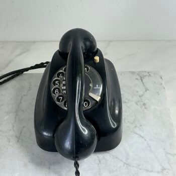 Originele Siemens & Halske Fg Tist 282 telefoon uit 1966 met futuristische vormgeving en karakteristieke verticale hoorn. Een iconische Duitse designtelefoon uit de mid-century periode. Kenmerken Siemens & Halske Model Fg Tist 282
