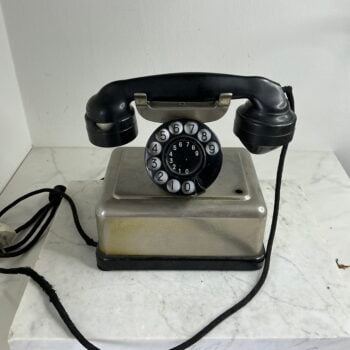 Vroege Nederlandse metalen bureau-telefoon met draaischijf – jaren ’20/’30