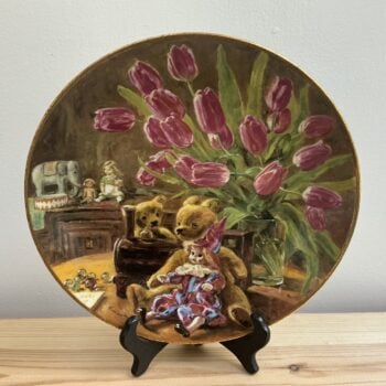 Royal Mosa wandbord “Stilleven in de Kinderkamer” – Kees van den Berg – Limited Edition 1989