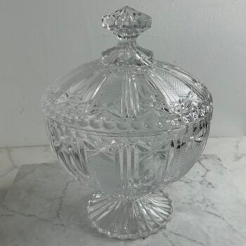 Grote vintage handgeslepen kristallen bonbonnière op voet | Kristallen snoepschaal met deksel | Europees kristal | Luxe woondecoratie