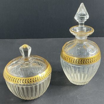Elegante Art Deco toilettafelset met parfumfles en dekseldoosje van geribbeld glas met gouddecor. Een stijlvolle antieke blikvanger uit circa 1920–1935.