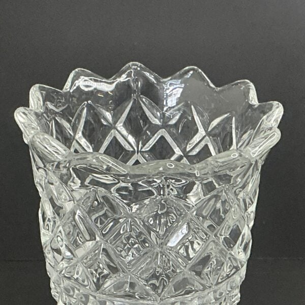 Vintage glazen vaas op voet met geschulpte rand – 20 cm - Afbeelding 3