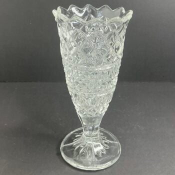 Vintage glazen vaas op voet met geschulpte rand – 20 cm