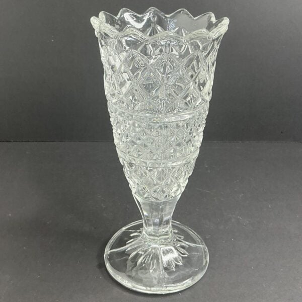 Vintage glazen vaas op voet met geschulpte rand – 20 cm