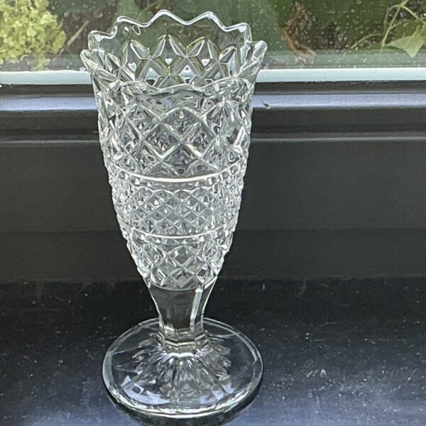 Vintage glazen vaas op voet met geschulpte rand – 20 cm - Afbeelding 2