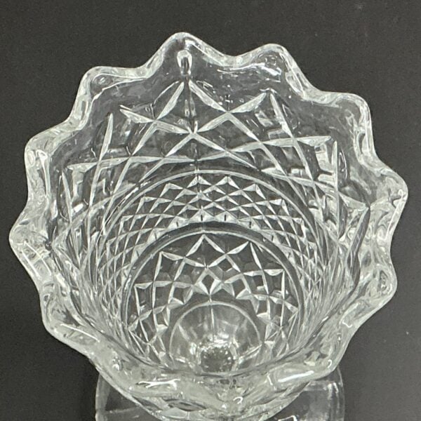 Vintage glazen vaas op voet met geschulpte rand – 20 cm - Afbeelding 4
