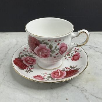 Queen Anne kop en schotel met rozen